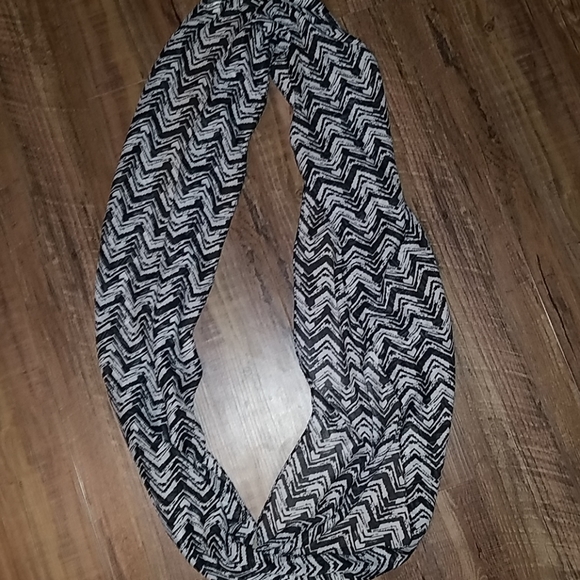 NWOT black and white scarf - Picture 2 of 3